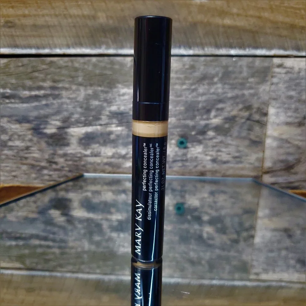 DISCONTINUED - Light Bronze - Mary Kay Perfecting Concealer